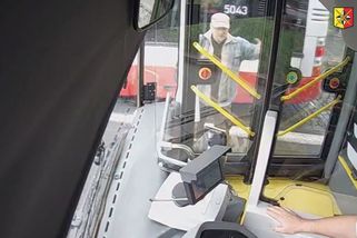 Nestihl autobus, tak mu ze vzteku vysklil dveře. Policie hledá agresivního muže z videa - Novinky